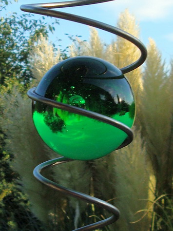 Spirale mit grüner Glaskugel